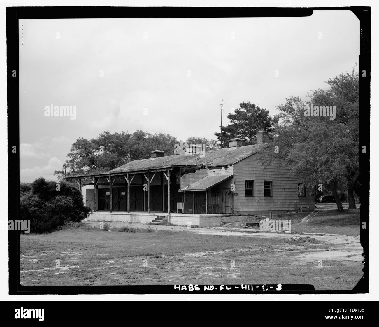 Vue oblique de l'ouest (arrière) ET DU SUD, à au nord-est des façades - Eglin Air Force Base, atelier de réparation de moteur, au nord-ouest de Flager Road, Chisk Lane et bordure sud du Bayou hebdomadaire, Valparaiso, comté d'Okaloosa, FL Banque D'Images