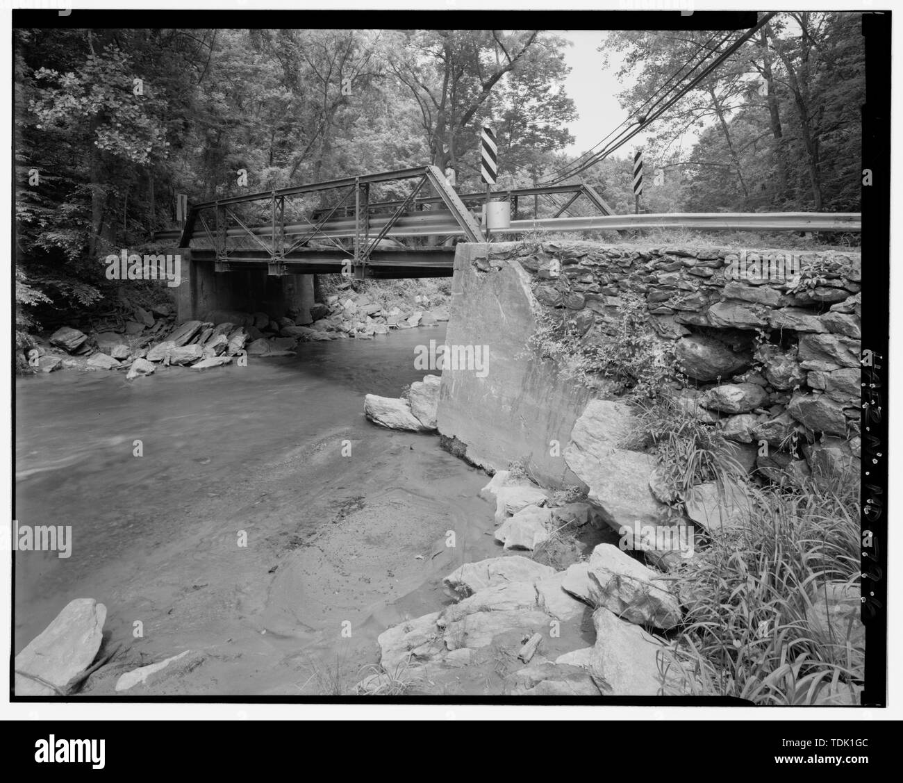 Vue oblique d'WEST TRUSS ET CÔTÉ OUEST DE LA culée sud, vue vers le nord-est. - Mitchell's Mill Bridge, enjambant l'hiver s'exécuter sur Carrs Mill Road, à l'ouest de Bel Air, Bel Air, le comté de Harford, MD Banque D'Images