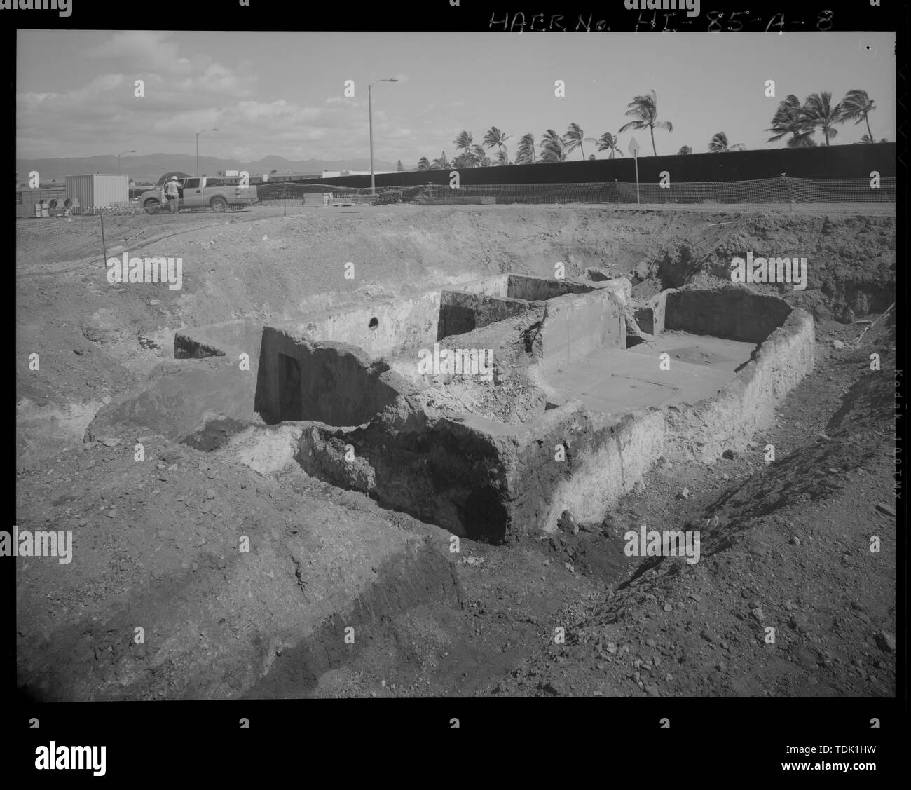 Vue oblique avec escalier d'ENTRÉE SUR LA GAUCHE. Face NORD-OUEST - vue sur la base navale américaine, Pearl Harbor, l'île de Ford 5 pouces, batterie batterie antiaérienne, Centre de commandement de l'Île Ford, Pearl City, comté de Honolulu, HI Banque D'Images