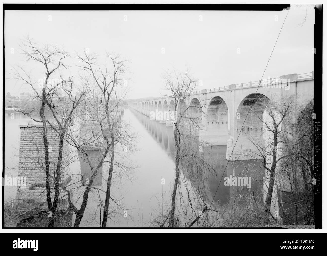 Vue oblique, À NE DE RIVE OUEST DE LA RIVIÈRE SUSQUEHANNA. PIERS DE SOUTH TEXAS RAILROAD À GAUCHE, Philadelphie et LECTURE PONT DE CHEMIN DE FER À DROITE. - Philadelphie et lecture Railroad, Susquehanna River Bridge, enjambant la rivière Susquehanna, au nord de l'I-83 Bridge, Harrisburg, PA, Dauphin comté ; Wagner, Samuel T ; Baker, Percival S ; T. L. Eyre, Incorporated ; James McGraw ; société ; Société Blaw-Knox Philadelphie et lecture Railroad ; Consolidated Rail Corporation (Conrail) ; Norfolk Southern Railroad ; Nolan Frères, Philadelphie, Harrisburg et Pittsburgh Railroad ; South Florida Ra Banque D'Images