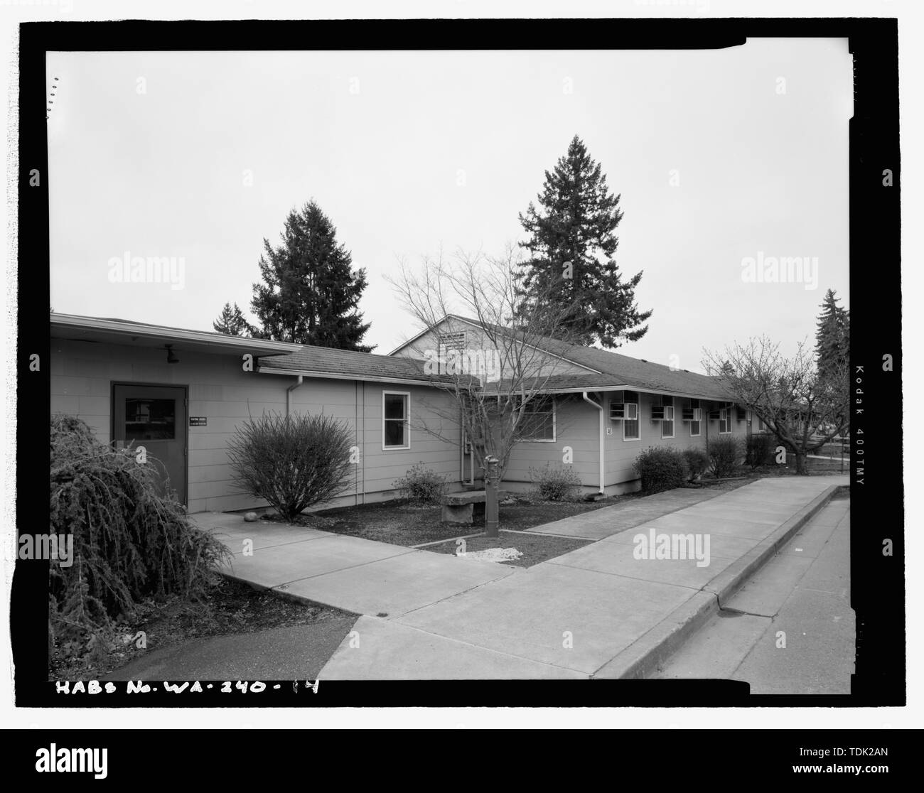 Quartiers des officiers (A6), à l'EST ET AU NORD (AVANT) d'altitude sur la connexion de couloir EN PREMIER PLAN, À AU SUD-OUEST - Hôpital Général Barnes, East Quatrième lisse Boulevard et O Street, Vancouver, comté de Clark, WA ; Département des affaires des anciens combattants ; Jackson-Retondo, Elaine, émetteur ; Avery, Christy, émetteur Banque D'Images
