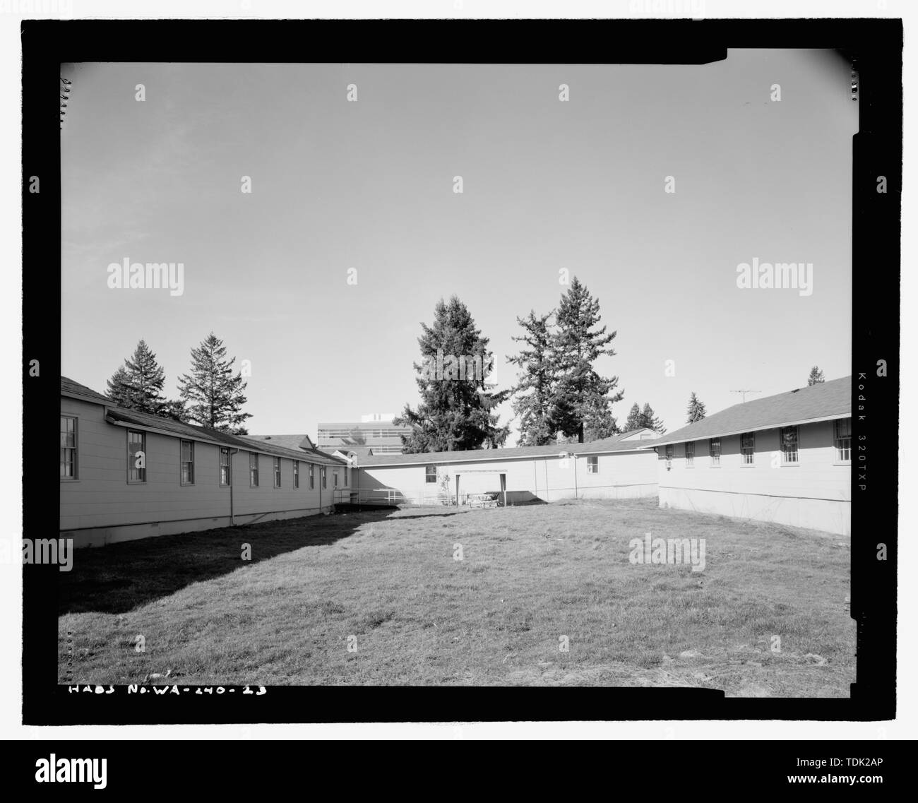 Quartiers des officiers (A9), de l'ALTITUDE AVEC LE NORD ET L'EST Des élévations des couloirs de liaison, à l'ouest de l'Hôpital Général - Barnes, East Quatrième Boulevard ordinaire et O Street, Vancouver, comté de Clark, WA ; Département des affaires des anciens combattants ; Jackson-Retondo, Elaine, émetteur ; Avery, Christy, émetteur Banque D'Images