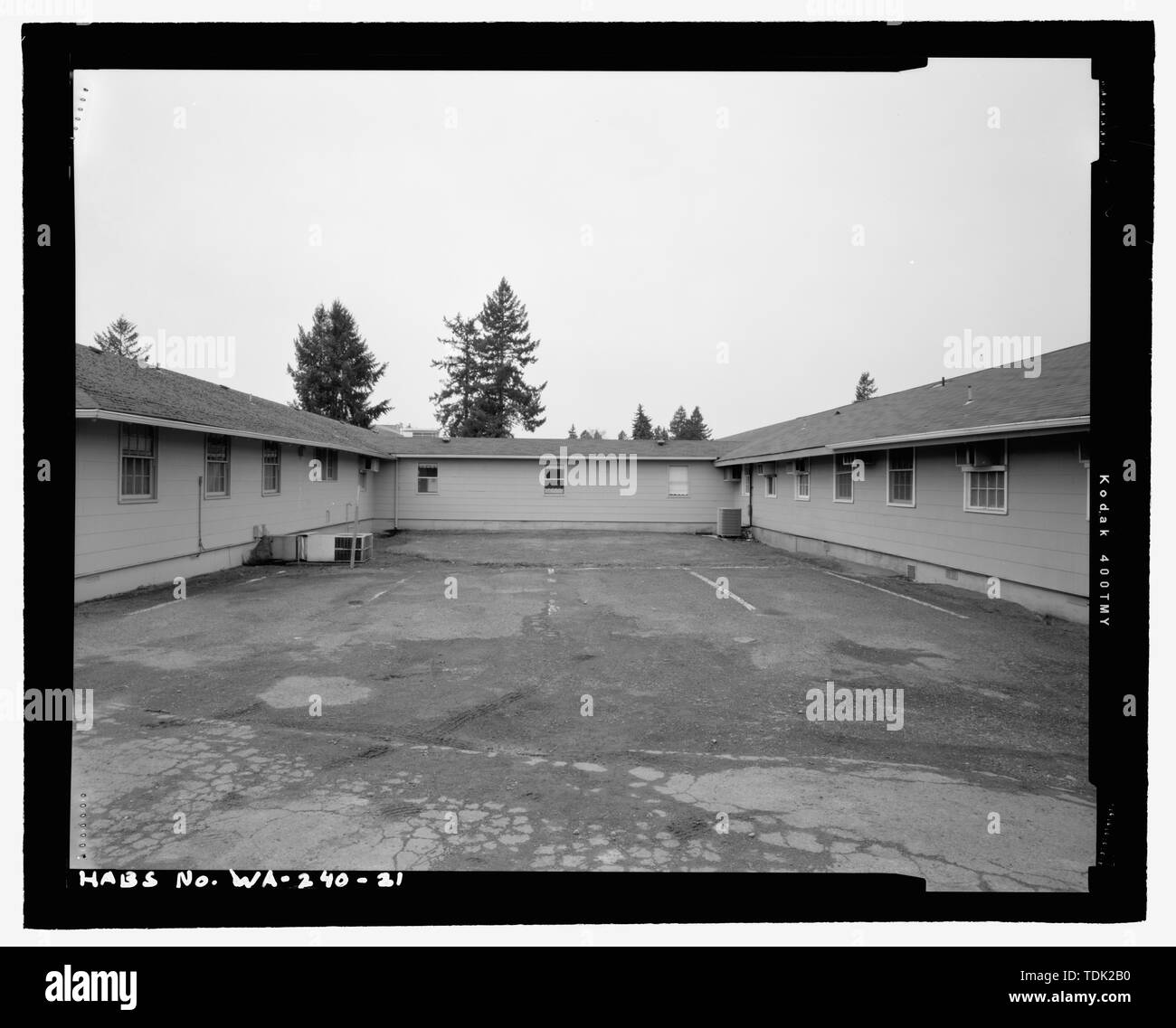 Quartiers des officiers et MESS (A8), l'altitude, les officiers trimestres (A9) ÉLÉVATION NORD, élévation EST DE CONNECTER COULOIR EN ARRIÈRE-PLAN, à l'ouest de l'Hôpital Général - Barnes, East Quatrième Boulevard ordinaire et O Street, Vancouver, comté de Clark, WA ; Département des affaires des anciens combattants ; Jackson-Retondo, Elaine, émetteur ; Avery, Christy, émetteur Banque D'Images