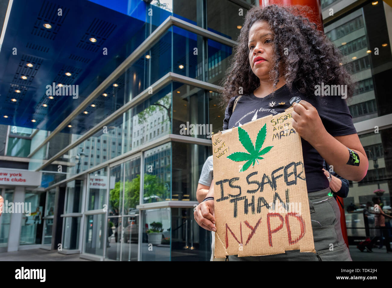 New York, États-Unis. 16 Juin, 2019. Rallye Marijauna en dehors de New York Bureau du Gouverneur à Manhattan le 16 juin 2019 demandant au gouverneur Andrew Cuomo, chef de la majorité au Sénat Andrea Stewart-Cousins, et l'Assemblée générale le président Carl Heastie à promulguer la loi sur les impôts et la réglementation de la marijuana (S.1322B/A.1617B), connu comme le MRTA. Crédit : Erik McGregor/Pacific Press/Alamy Live News Banque D'Images