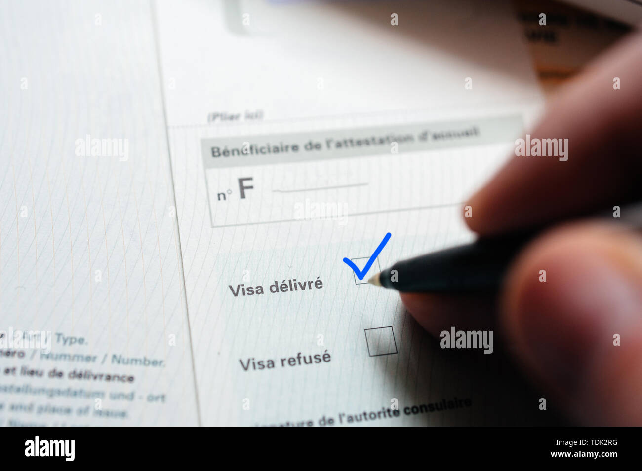 Paris, France - Apr 10, 2013 : l'homme part de remplir l'attestation d'accueil  preuve d'hébergement pour les visiteurs des autres pays de France - Visa  signature livré Photo Stock - Alamy
