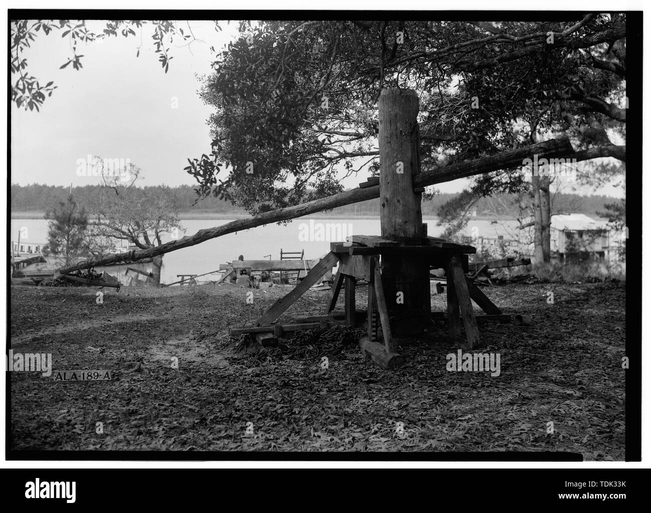 Les bâtiments historiques de l'enquête américaine E. W. Russell, photographe, le 21 janvier 1937 vieux cheval POWER TREUIL, À NORTH - vieux bateau, chantier de réparation, Fowl River, Mon Louis, Comté de Mobile, AL Banque D'Images