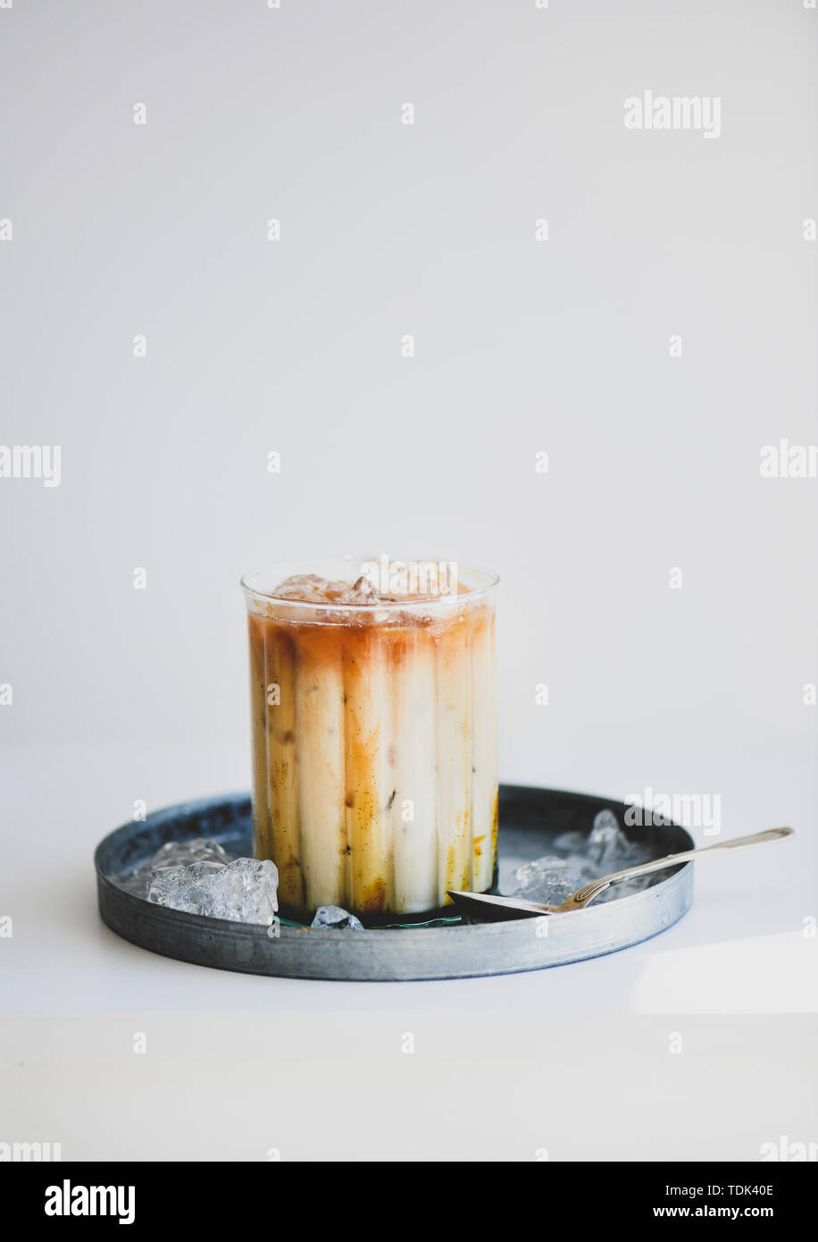 Rhume d'été café verre cocktail. Café macchiato caramel Glace Vanille au  caramel d'érable en verre sur une assiette de métal, blanc backgroun Photo  Stock - Alamy