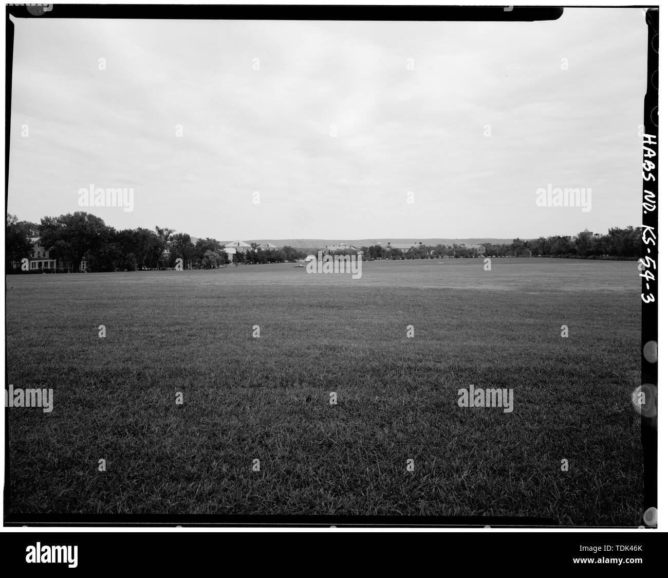 Sur le terrain de parade de l'artillerie, AU SUD-EST DE -100, À LA CONSTRUCTION DU SUD-EST. - Fort Riley, Riley, Riley Comté, KS ; Ogden, Edmund A ; Sheridan, Philip H ; Schofield, J M ; étang, George E ; Martin Simard, William ; Escalier, W H ; Verre, James A, gérant de projet, Crawford, Catherine, émetteur ; Whye, Mike, photographe ; Crawford, Catherine, historien ; le verre, un James, historien ; Ridriquez, Joseph, historien Banque D'Images