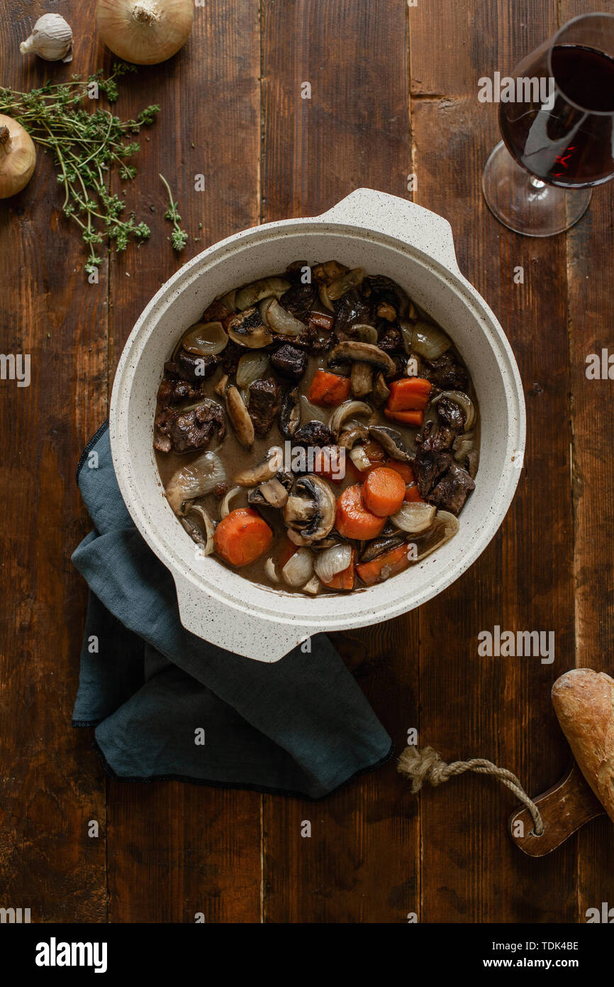 Boeuf bourgignon ragoût de boeuf dans une casserole Banque D'Images