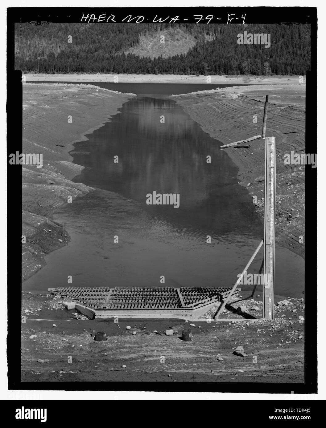 SEGMENT OUVERT DU CANAL D'ENTRÉE, PLUS DE GRILLES DE BOUCHE CONDUIT ENTERRÉ SECTION, manomètre, à la recherche, AU NORD DU RÉSERVOIR KACHESS EN ARRIÈRE-PLAN (de l'eau faible, 9-92) - Kachess Barrage, Canal d'entrée, la rivière Kachess, 1,5 milles au nord de l'Interstate 90 , Easton, comté de Kittitas, WA Banque D'Images