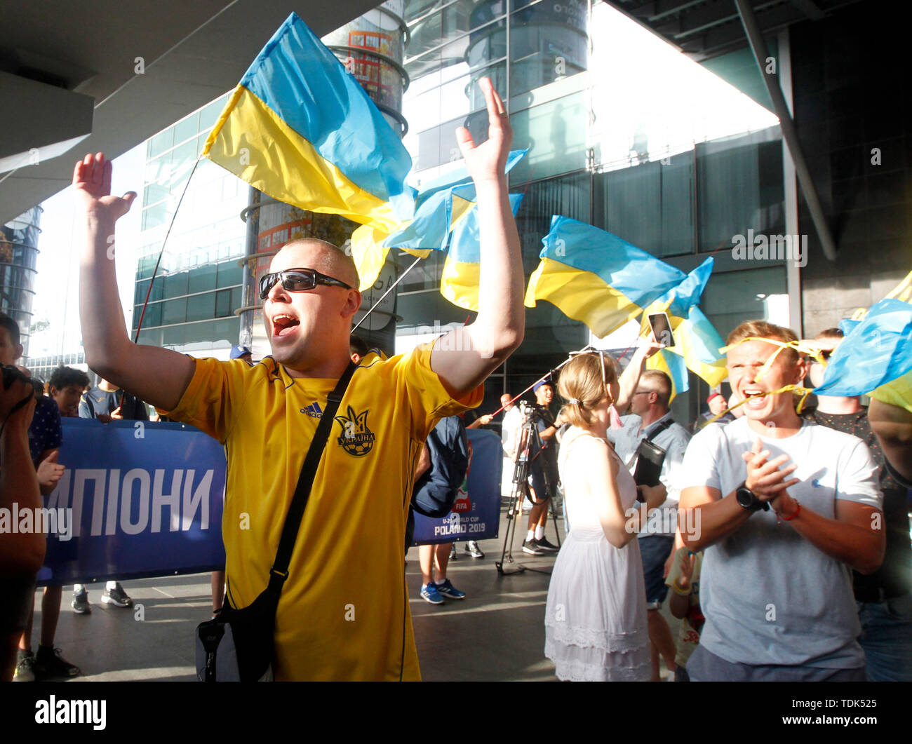 Un ventilateur applaudir des joueurs durant les équipes nationales est arrivé à l'Aéroport International Boryspil à Kiev, Ukraine. L'équipe nationale d'Ukraine a remporté leur première Coupe du Monde U-20 de la FIFA 2019 titre après avoir battu la Corée du Sud 3-1 en finale à Lodz, Pologne. Banque D'Images