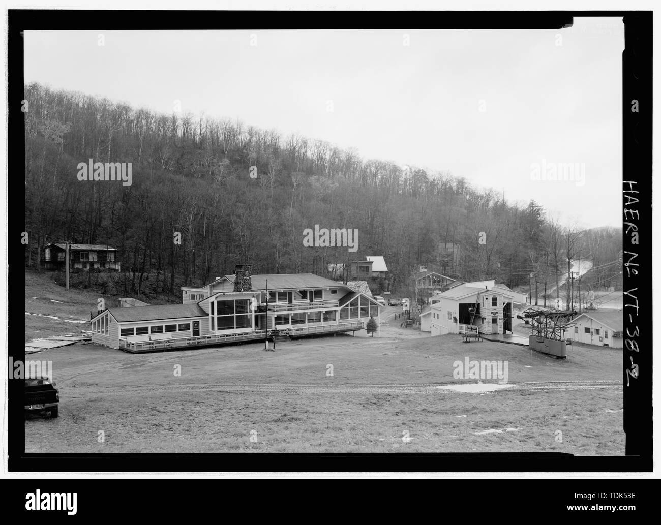 Boîte DE BASE 1948 ORIGINAL (au centre, avec de grandes fenêtres et cheminée en pierre) dans l'agrandissement Ski Lodge. La borne D'ENTRAÎNEMENT ET DE LA TOUR 2 sur la droite, à l'EST. - Mad River Glen, présidence unique téléski, 62 Mad River Glen Resort Road, Fayston, comté de Washington, VT ; l'acier américain et le fil Company ; Mad River Glen coopérative, Palmedo, Roland ; Cooke, James N ; J.A. Roebling et fils ; Téléski Owners Association ; Starr, Cornelius Vander ; Mt. Mansfield Company, Inc. ; Harris, Fred ; Schwarzenbach, Robert ; Cooke, Nancy Reynolds ; Seigneur, Charles D ; McIlvaine, Alexander Sandy ; Bannerman, Gordon H ; Curran, James M ; T Banque D'Images