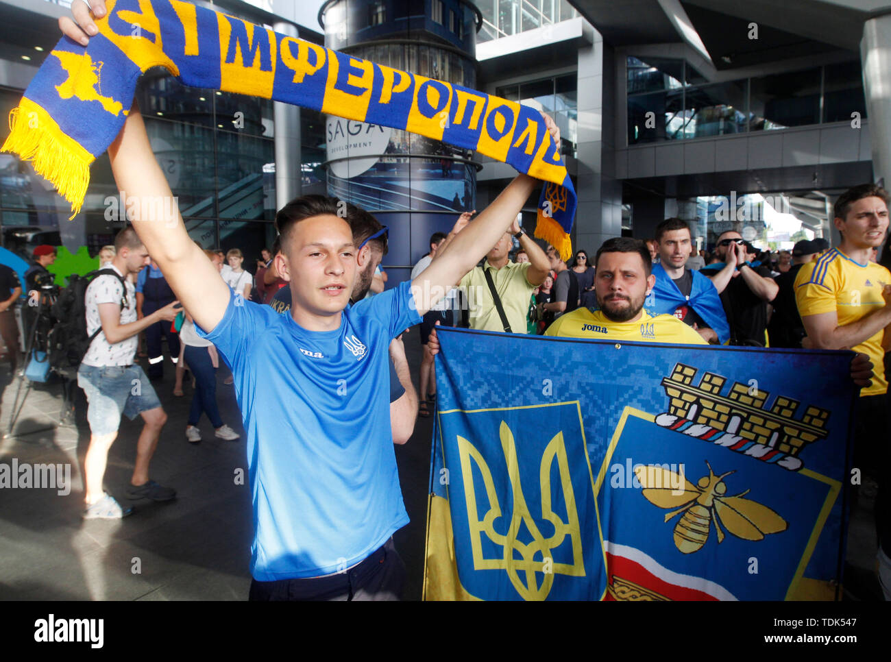 Un ventilateur avec une tache argentée pendant l'arrivée des équipes nationales à l'Aéroport International Boryspil à Kiev, Ukraine. L'équipe nationale d'Ukraine a remporté leur première Coupe du Monde U-20 de la FIFA 2019 titre après avoir battu la Corée du Sud 3-1 en finale à Lodz, Pologne. Banque D'Images