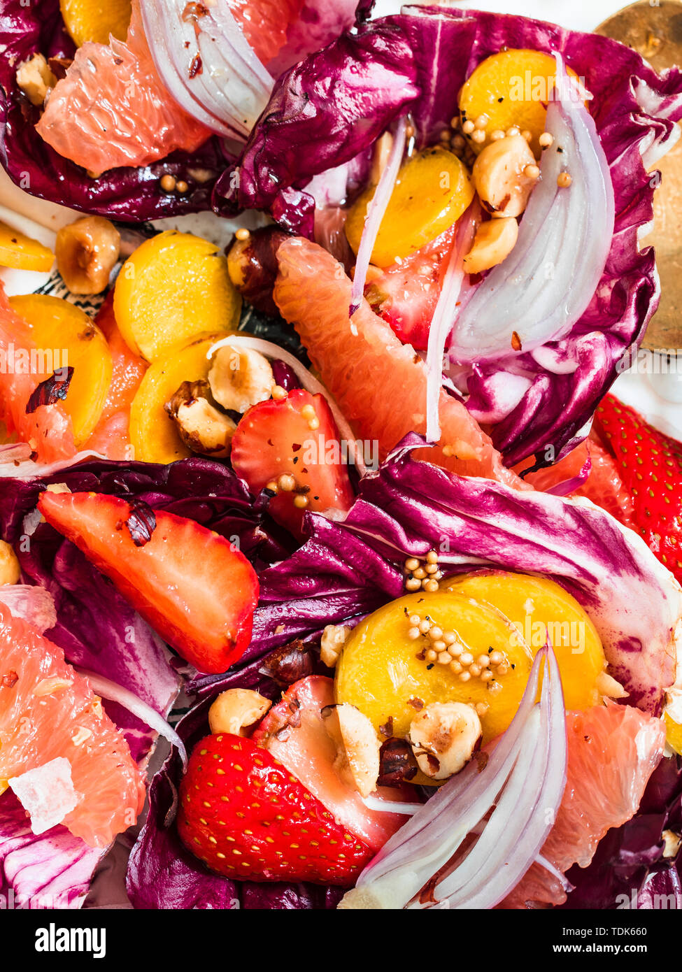 Salade de radicchio avec carottes arc-en-ciel, des baies, fruits et noisettes servi dans le bac blanc Banque D'Images