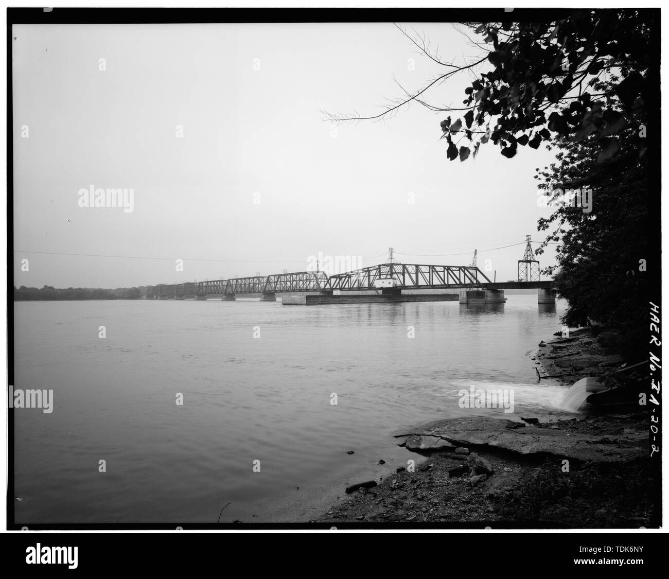 Vue générale du pont et du fleuve Mississippi. Vue vers le sud-est. - Pont de Burlington, Burlington, comté de Des Moines, IA Banque D'Images
