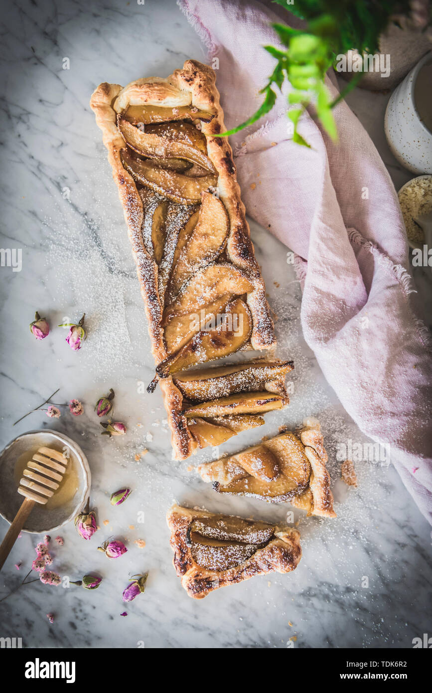 Gâteau aux amandes et poires rustique dans un cadre rustique Banque D'Images