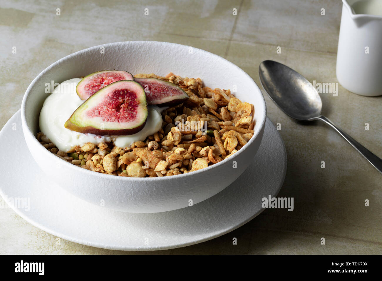 Petit-déjeuner sain de muesli, yaourt et les tranches de figues. Banque D'Images