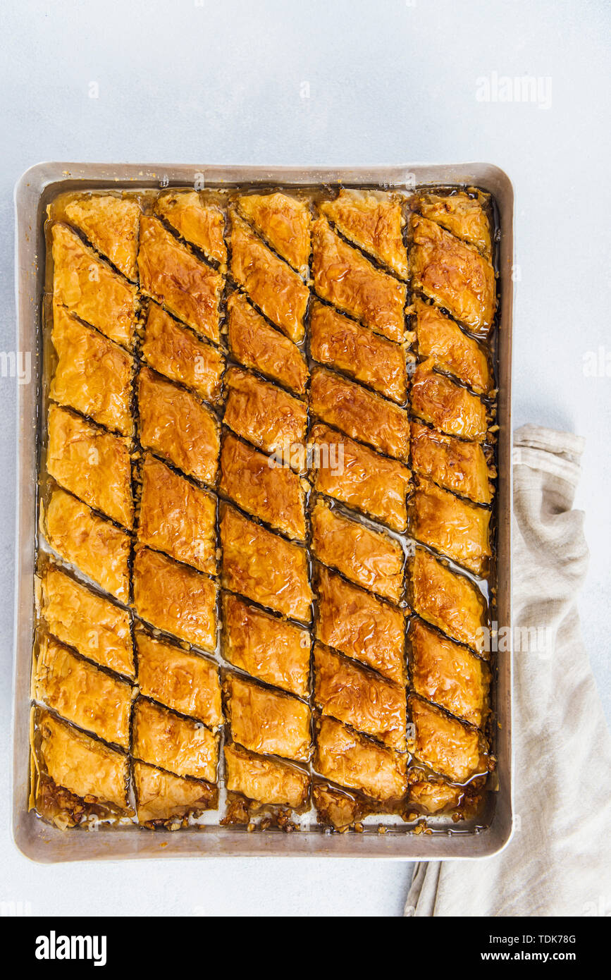 Baklava aux noix nouvellement cuit enrobé de sirop sucré Banque D'Images