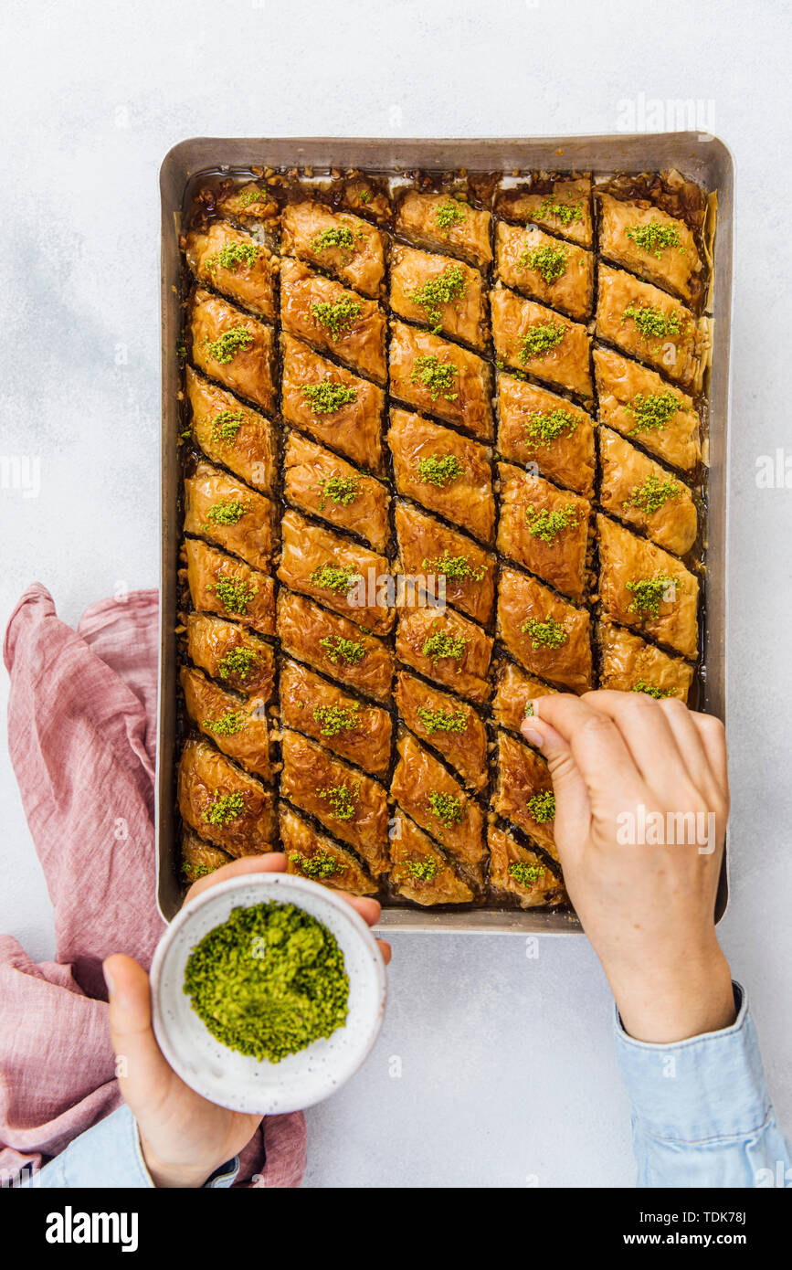 L'arrosage plus femme pistache nouvellement cuit baklava Banque D'Images