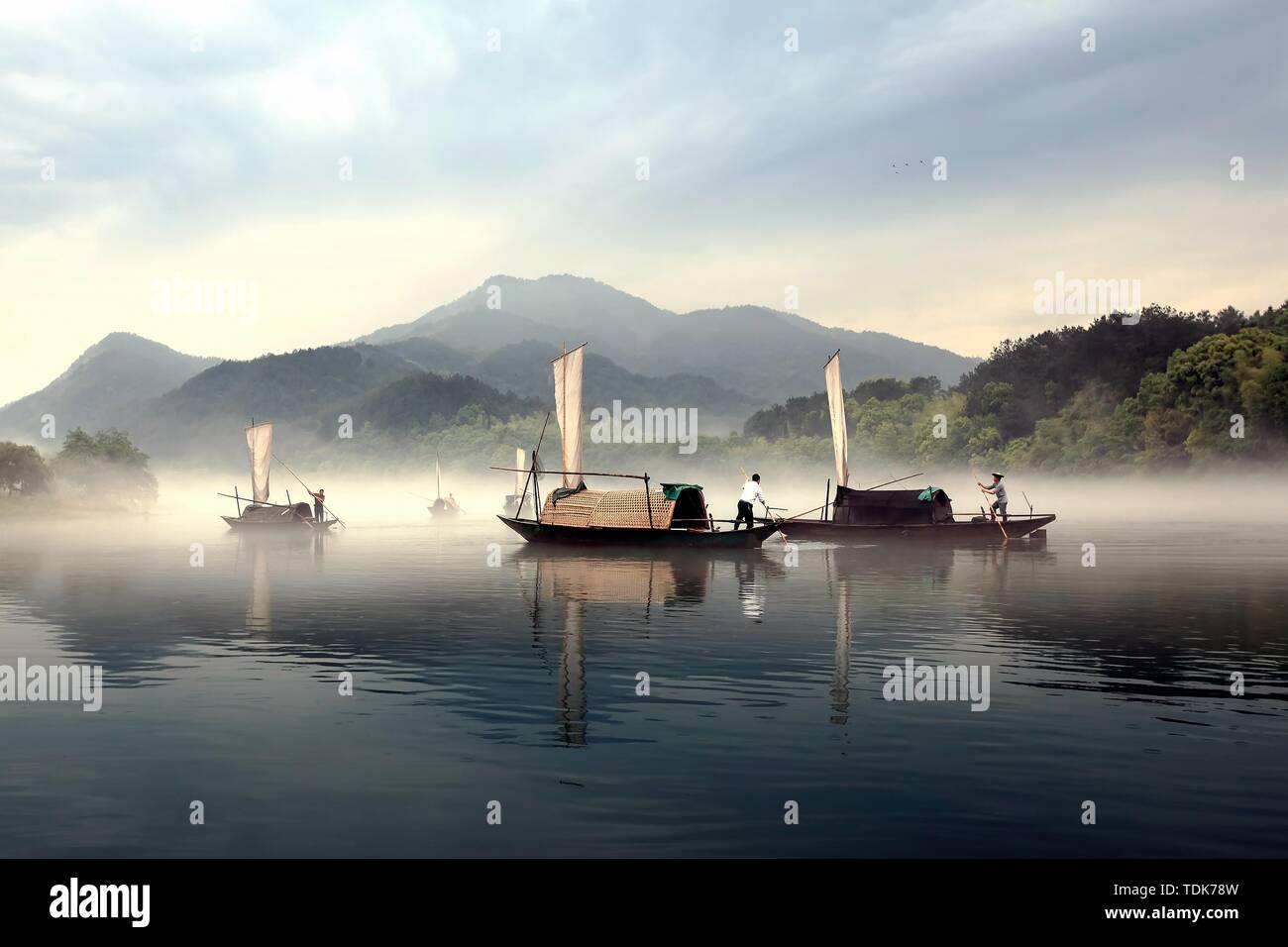Au printemps, le brouillard sur la rivière Oujiang, les lieux de travail des pêcheurs. Banque D'Images