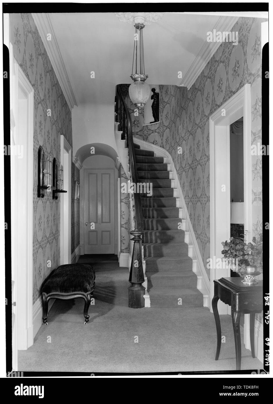 Octobre 1960 - Hall d'escalier Maison Hunt-Stambach, 404 West Street Montecito (déplacé à partir de la rue Victoria), Santa Barbara, Santa Barbara County, CA Banque D'Images