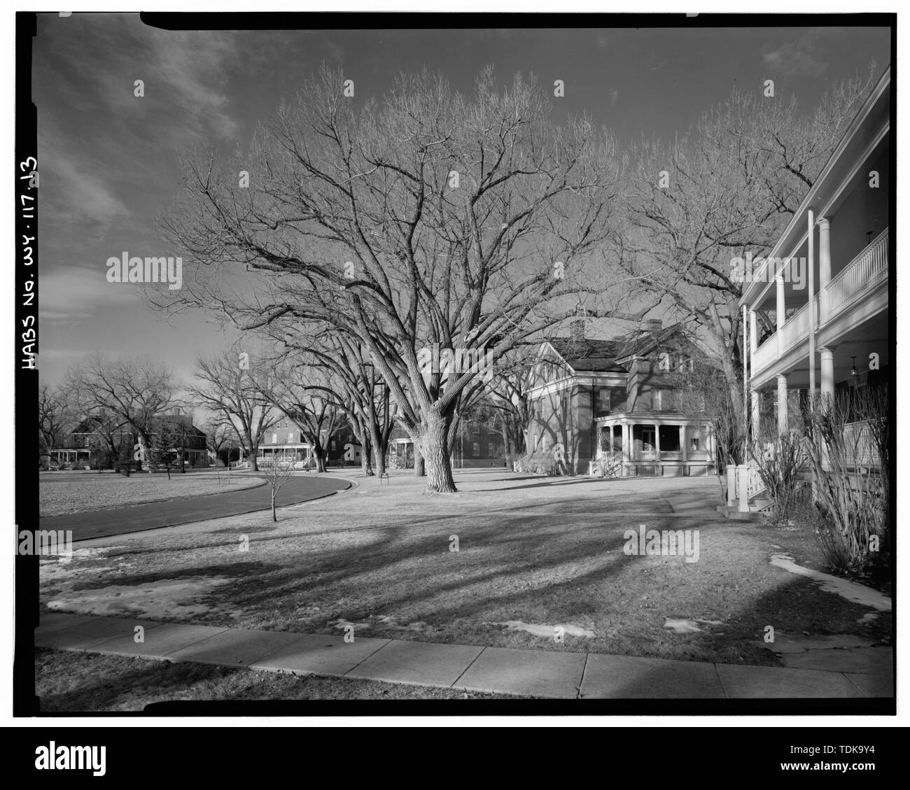 Le personnel officiers trimestres autour de cercle, avec des capacités 44 à droite au premier plan et de la droite vers la gauche, les bâtiments 42 à 38 en arrière-plan. Vue de l'ouest. - Fort David A. Russell, Randall Avenue à l'ouest de la première rue, Cheyenne, comté de Laramie, WY Banque D'Images