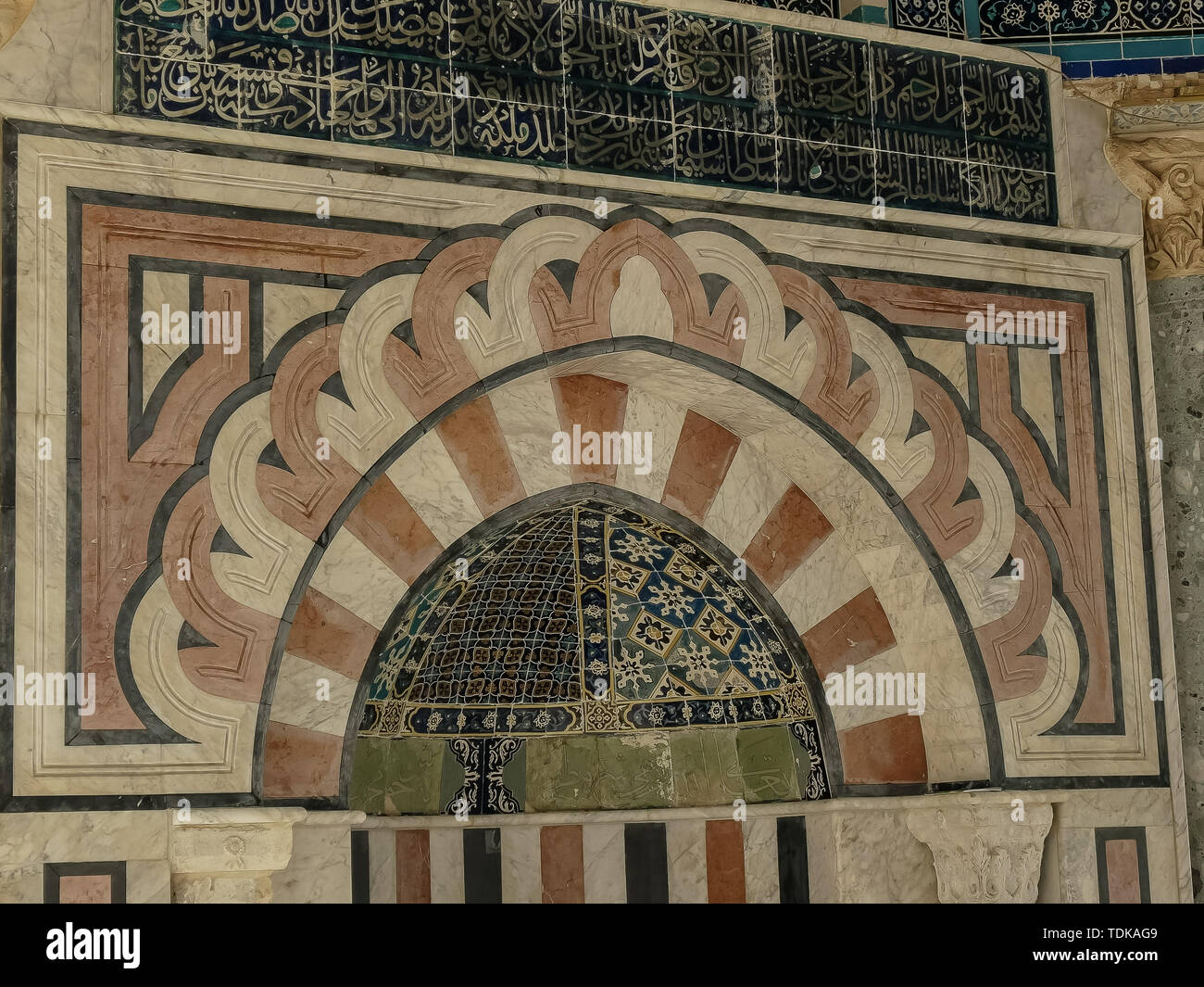 Large vue sur le dôme de la chaîne mihrab) qui indique la direction de la Mecque, à Jérusalem, Israël Banque D'Images