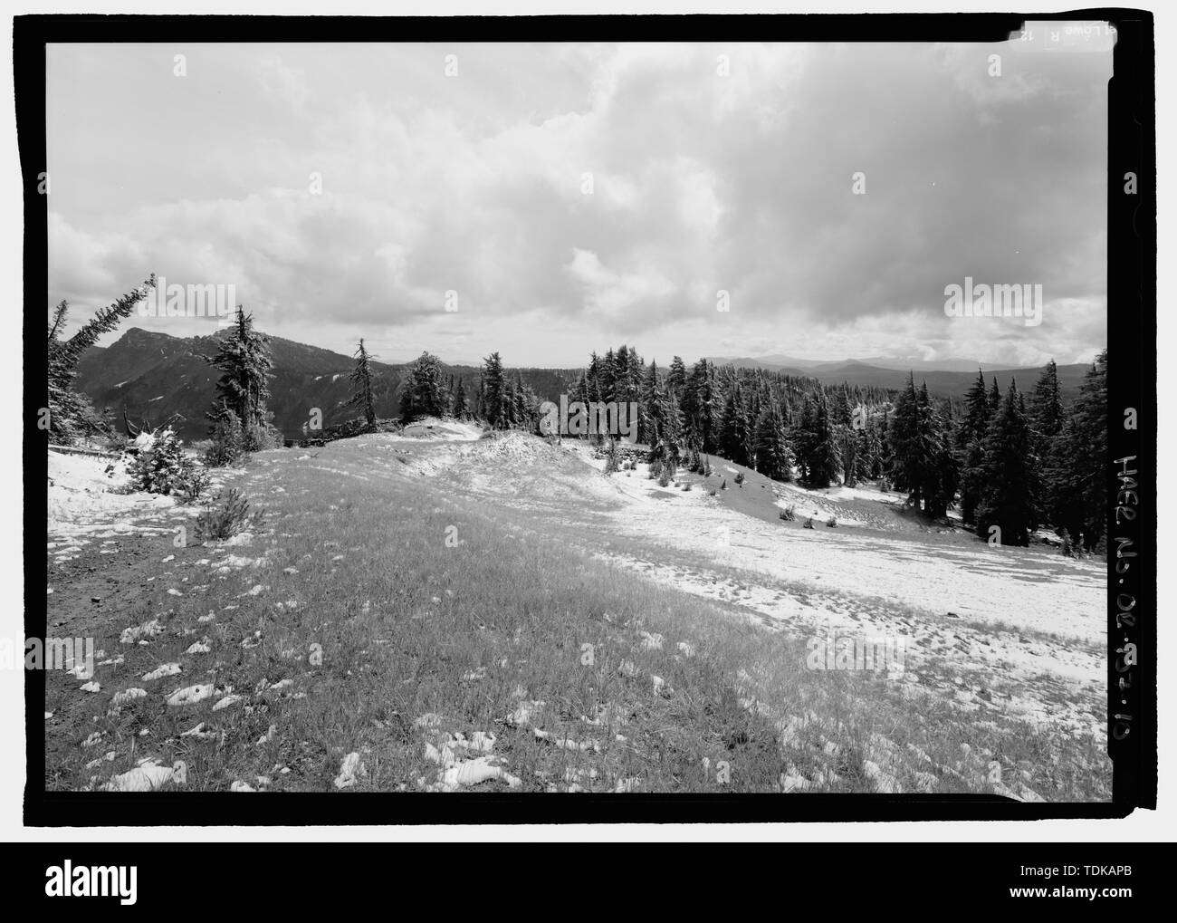 Ancien tracé routier, la foudre Springs aux environs. Tourner en épingle visible dans la distance. Voir SE. - Crater Lake National Park Roads, Klamath Falls, Klamath Comté, ou Banque D'Images