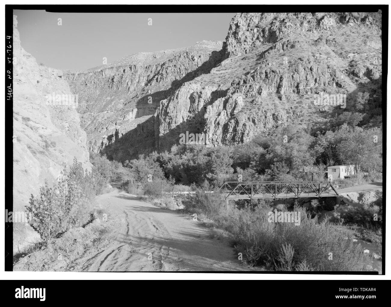 Vieux pont et de la route 122, en face sud-est - Virgin River Warren Truss Bridge, enjambant la rivière vierge à l'ancienne route au sud-est de la Route Nationale 9, l'ouragan, comté de Washington, UT ; Grogan, Brian C, photographe Banque D'Images