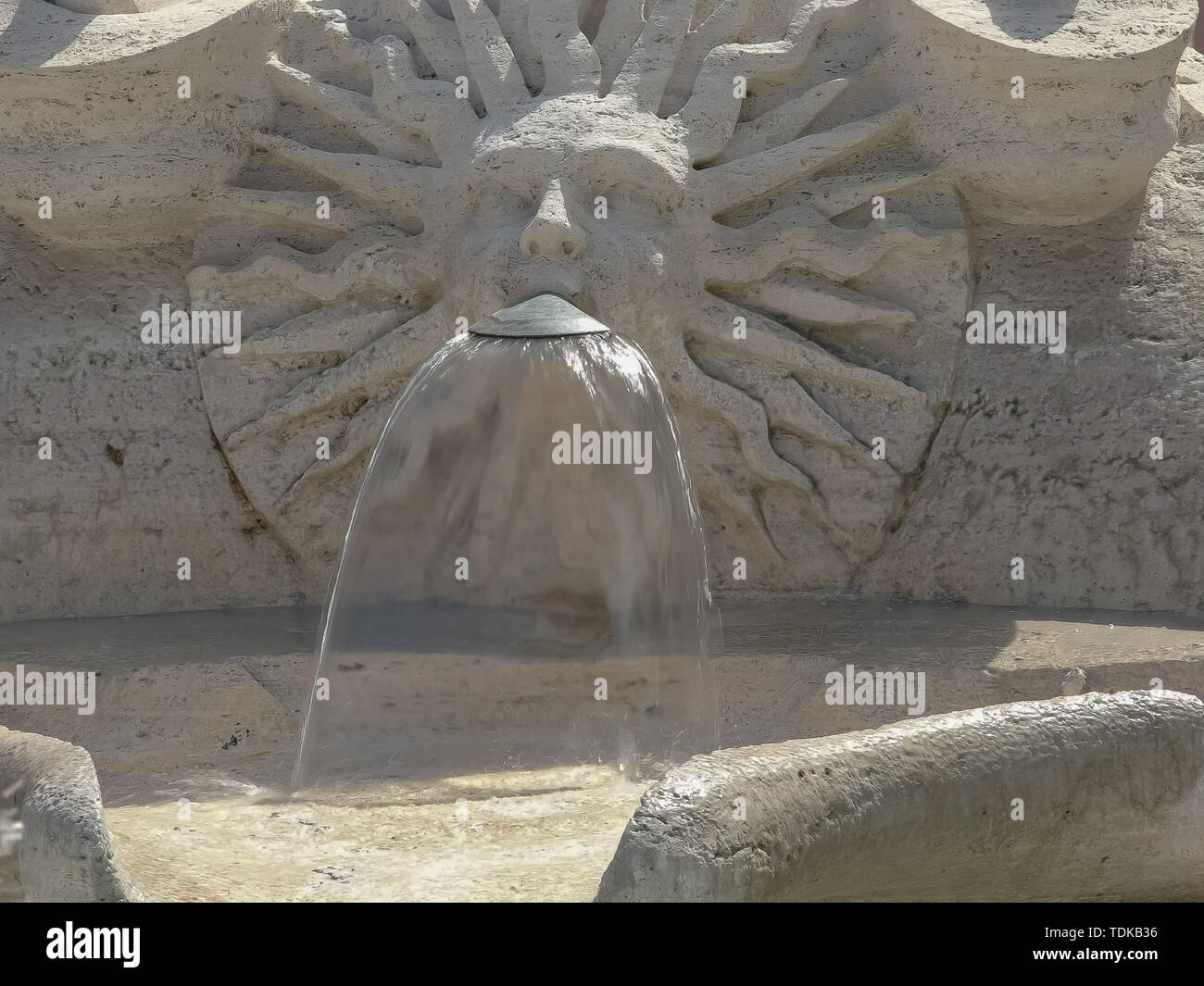 Close up de l'écoulement de l'eau à partir d'un visage humain en forme de soleil sur l'affreux voile fontaine à la place d'Espagne à Rome, Italie Banque D'Images