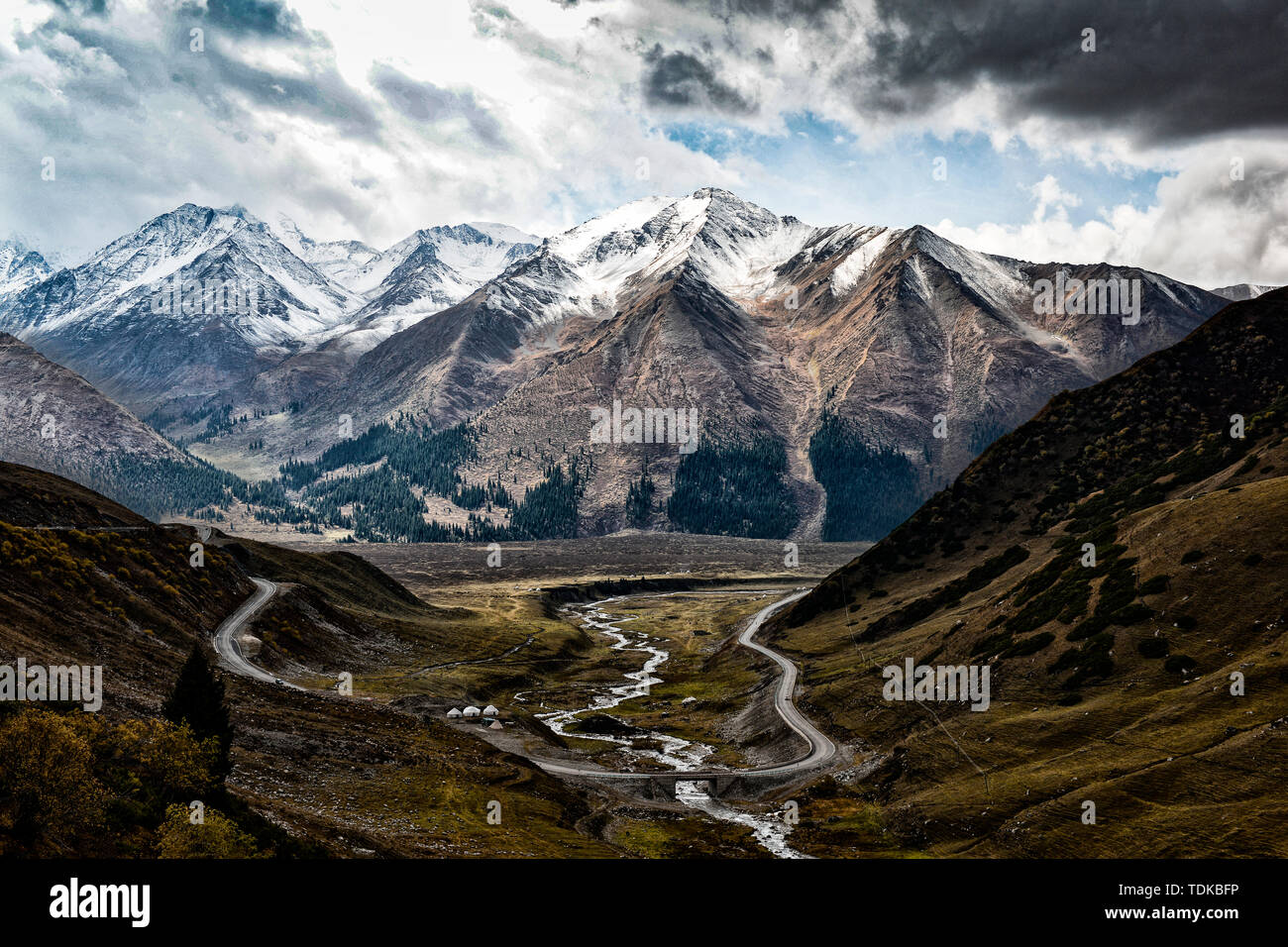 Doku l'autoroute à la fin de l'automne Banque D'Images