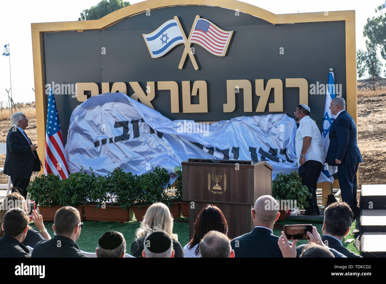 Golan Heights, dans des hauteurs du Golan. 16 Juin, 2019. Le Premier ministre israélien Benjamin Netanyahu (1er R, arrière) et l'Ambassadeur des États-Unis à Israël David Friedman (1re L, arrière) dévoiler le signe de 'Trump Heights' sur le plateau du Golan, le 16 juin 2019. Le gouvernement d'Israël le dimanche a inauguré un nouveau règlement dans le règlement sur les hauteurs du Golan, nommé d'après le proche allié du pays, le président américain Donald Trump. JINI/crédit : Ayal Margolin/Xinhua/Alamy Live News Banque D'Images