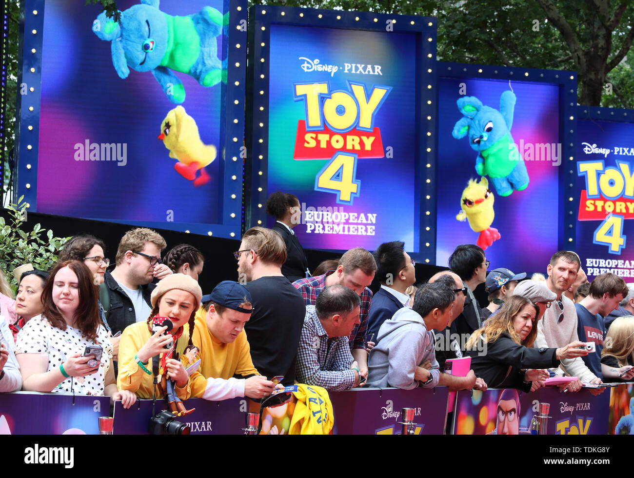 Londres, Royaume-Uni. 16 Juin, 2019. Personnes participent à la première européenne de Toy Story 4 à Odéon Luxe, Leicester Square à Londres. Credit : SOPA/Alamy Images Limited Live News Banque D'Images