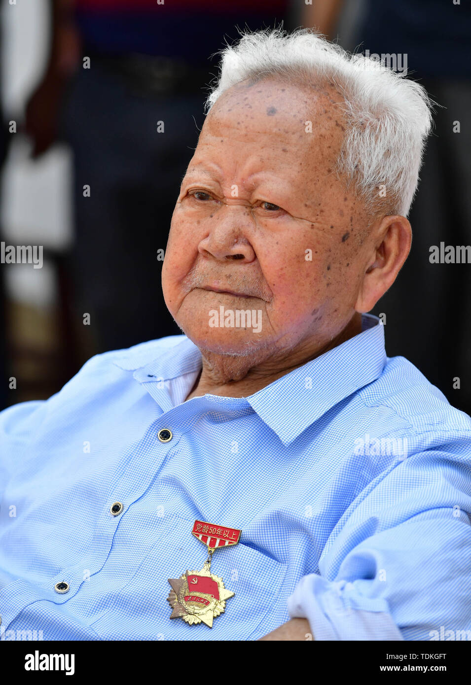 Changting. 16 Juin, 2019. Photo prise le 16 juin 2019 montre un Zhong Cang Yue, 91 ans, cadre à la retraite, assis à l'Changketou Village de Nanshan dans la ville de Changting, comté de la province de Fujian en Chine du sud-est. Depuis 1953, Zhong Cang Yue ont recueilli les noms des martyrs qui ont participé dans la révolution de 1928 à 1934. Il a également mis en place une exposition au sujet de l'Armée rouge lors de sa maison ancestrale il y a plusieurs années pour passer l'histoire vers le bas. Credit : Wei Peiquan/Xinhua/Alamy Live News Banque D'Images