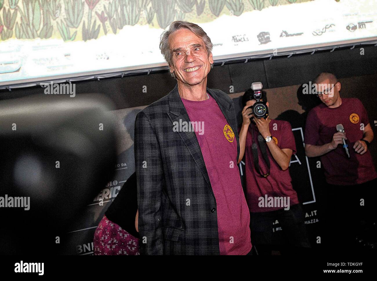 Rome, Italie. 16 Juin, 2019. Rome, Jeremy Irons à l'aréna de la Piazza San Cosimato in Trastevere à la projection du film 'Io ballo da Sola". L'acteur britannique, portant le T-shirt bourgogne du cinéma nord, le même que celui qu'ils portaient le port les quatre garçons ont attaqué, parce qu'ils étaient considérés comme "anti-fascistes" : Crédit Photo indépendant Srl/Alamy Live News Banque D'Images