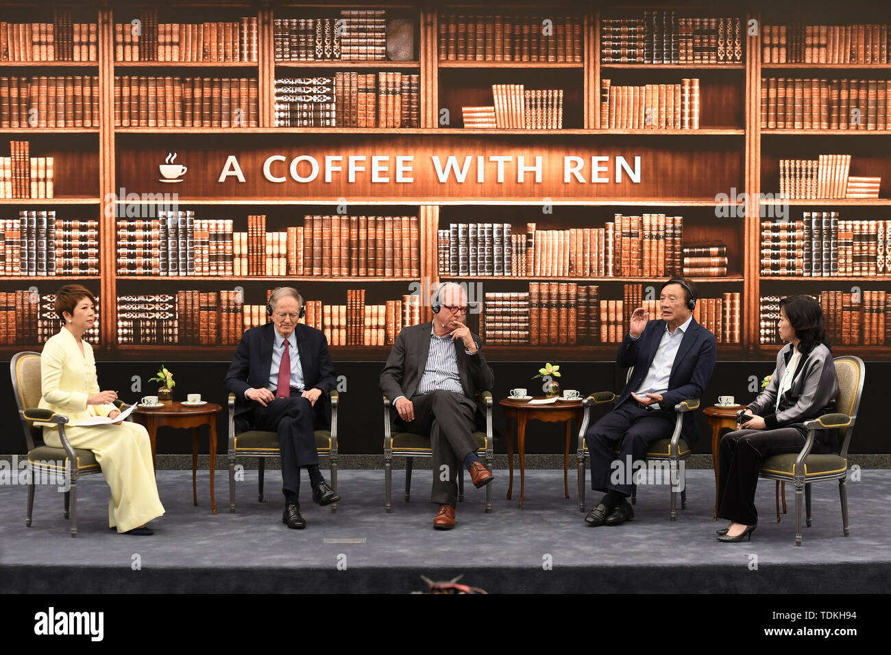 Shenzhen, la province chinoise du Guangdong. 17 Juin, 2019. Fondateur et PDG de Huawei Ren Zhengfei (2e R) dispose d'un dialogue avec les États-Unis le futurologue George Gilder (2L) et Nicholas Negroponte (C), co-fondateur du Massachusetts Institute of Technology Media Lab, à l'administration centrale de Huawei à Shenzhen, province du Guangdong en Chine du sud, le 17 juin 2019. China's tech Huawei géant va investir 100 milliards de dollars américains au cours des cinq prochaines années pour rendre l'infrastructure de réseau plus efficace et plus fiable, Ren a dit lundi. Credit : Liang Xu/Xinhua/Alamy Live News Banque D'Images