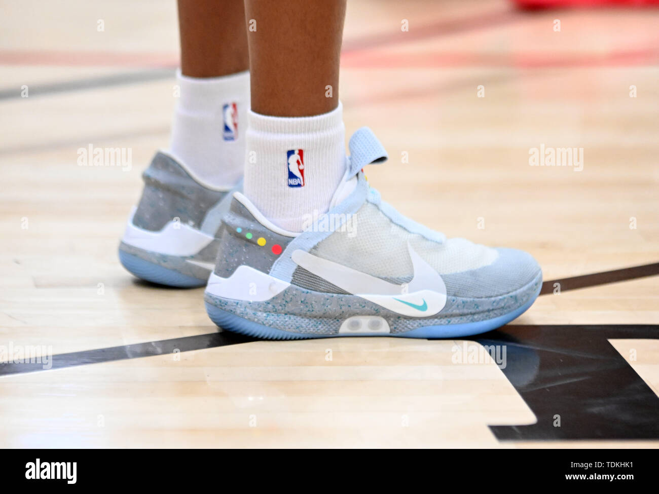 Foule de tuf avant Mohammed O'Neal joue dans une paire de chaussures Nike  Adapter BB dans un "Retour vers le futur" façon couleur lors d'un match de  basket-ball de la Ligue a