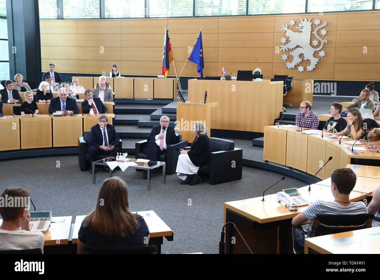 Erfurt, Allemagne. 16 Juin, 2019. Jörg Kubitzki, Vice-président de la Terre Die Linke (l-r), Jean-Claude Juncker, président de la Commission européenne, et Dorothea Marx (Die Linke), vice-président de la parlement de Thuringe, prendra la parole au cours d'une discussion de groupe. Juncker a pris part à une conférence et discussion événement dans le Landtag. Credit : Bodo Schackow/dpa/Alamy Live News Banque D'Images