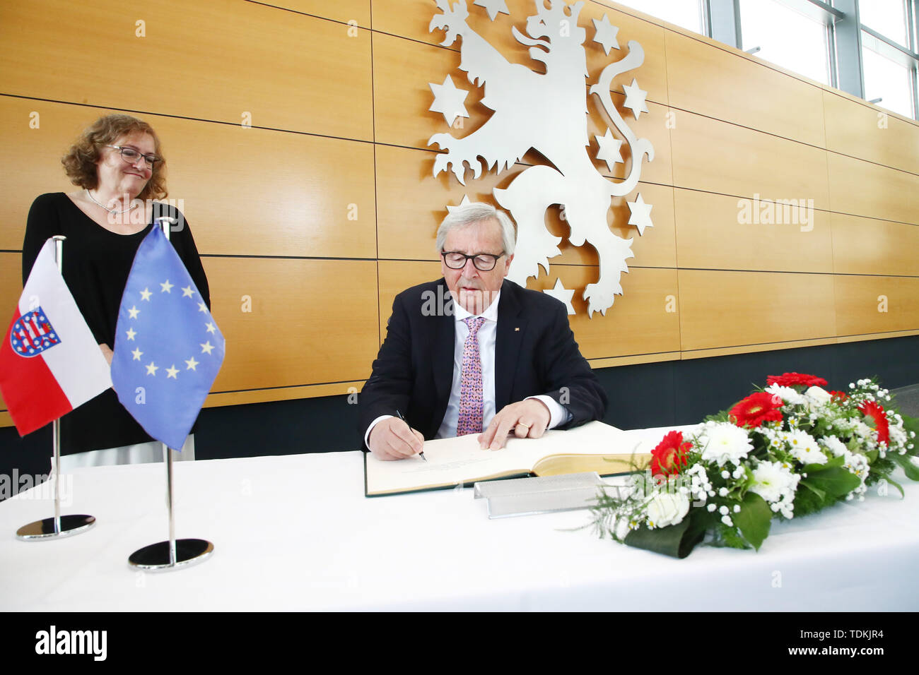 Erfurt, Allemagne. 17 Juin, 2019. Jean-Claude Juncker, président de la Commission européenne, signe le livre d'or du parlement de Thuringe ; Gauche : Dorothea Marx (Die Linke), vice-président de la parlement de Thuringe. Juncker a pris part à une conférence et discussion événement dans le Landtag. Credit : Bodo Schackow/dpa/Alamy Live News Banque D'Images