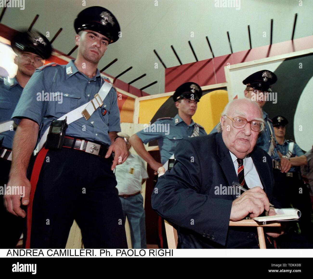 CAMILLERI ANDREA AUTOGRAPHERS SIGNES ENTOURÉ PAR LES CARABINIERS PARTI NATIONAL DE L'UNITÉ DE BOLOGNE (Paolo Righi - Meridiana visuels/GIACOMINOFOTO/Fotogramma, - 1993-01-31) ps la photo peut être utilisé en respectant le contexte dans lequel elle a été prise, et sans intention diffamatoire de la dignité des personnes représentées (Paolo Righi - Meridiana visuels/Fotogramma, Répertoire de photos - 2019-06-18) p.s. la foto e' utilizzabile nel rispetto del contesto dans cui e' stata scattata, e senza intento del diffamatorio decoro delle persone rappresentate Banque D'Images