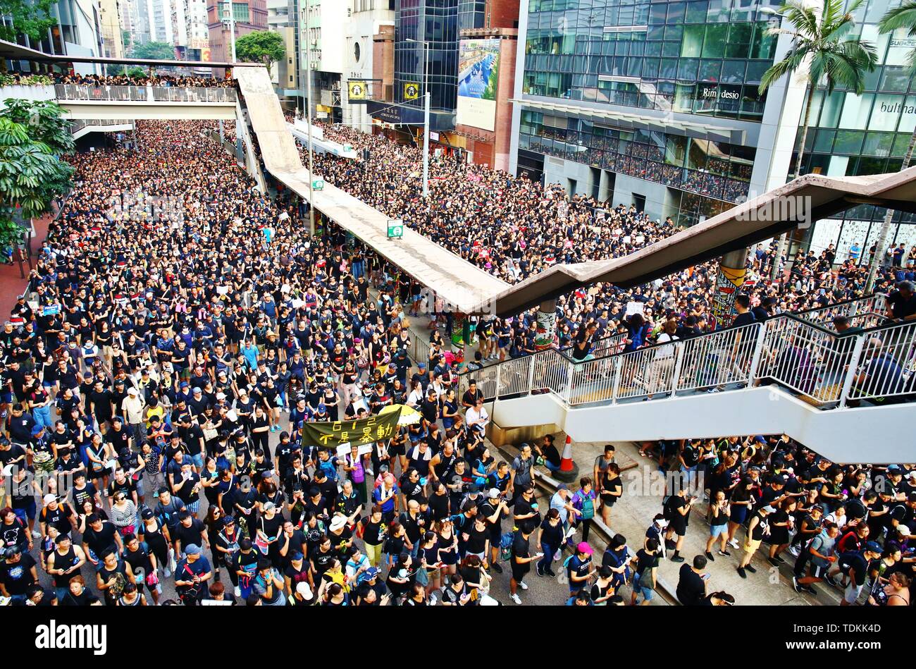 Hong Kong, Chine - Juin 16th, 2019. La crise politique de Hong Kong est entré dans sa deuxième semaine et près de 2 millions de personnes envahissent les rues plus impopulaire projet de loi sur l'extradition. Gonzales : Crédit Photo/Alamy Live News Banque D'Images