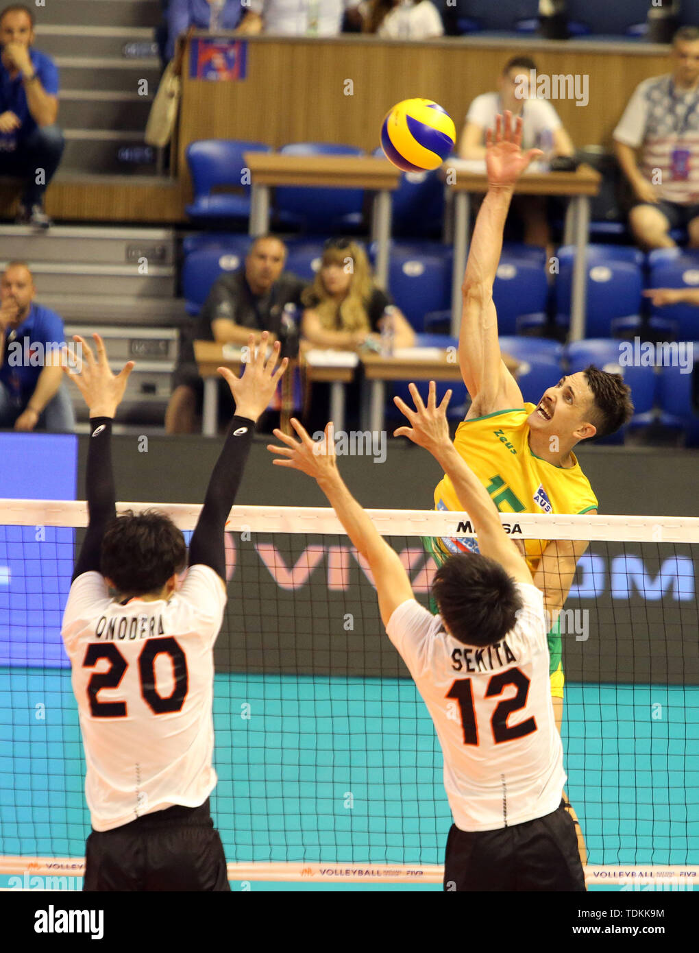 Varna, Bulgarie. 16 Juin, 2019. De gauche Taishi ONODERA (Japon), Masahiro SEKITA (Japon), Luke SMITH (Australie), .mens volley-ball Ligue des Nations Unies 2019, semaine 3, tour préliminaire, le Japon contre l'Australie, Bulgarie, Varna ./Palais de la Culture et des Sports, le 16 juin 2019, .dans la semaine 3 dans la ronde préliminaire de la Ligue des nations de volley-ball hommes jouent les équipes nationales de la Bulgarie, le Japon, l'Italie et l'Australie à Sofia à la mer Noire, de crédit : Wolfgang Fehrmann/ZUMA/Alamy Fil Live News Banque D'Images