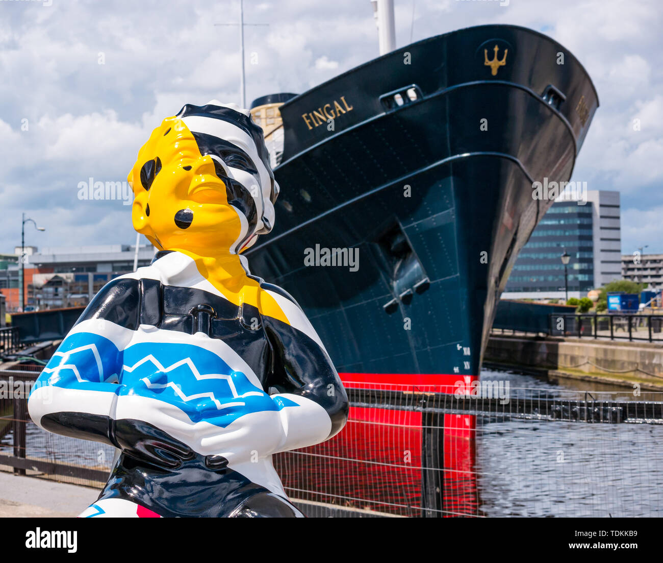 Leith, Édimbourg, Écosse, Royaume-Uni, 17 juin 2019. Piste de Big Bucket d'oor Wullie : une piste artistique de 200 sculptures d'oor Wullie apparaissent dans les villes écossaises dans un événement artistique de masse qui dure jusqu'au 30 août. Oor Wullie est un personnage de dessin animé écossais emblématique du Sunday Post. Les sculptures seront mises aux enchères pour recueillir des fonds pour les œuvres caritatives écossaises pour enfants, qui sont au nombre de 5 dans la région de Leith, et de 60 au total à Édimbourg. Bobby Dazzler par Scott Dawson et Rachel Miller à Alexandra Dock à côté de l'hôtel flottant de luxe Fingal Edinburgh Banque D'Images