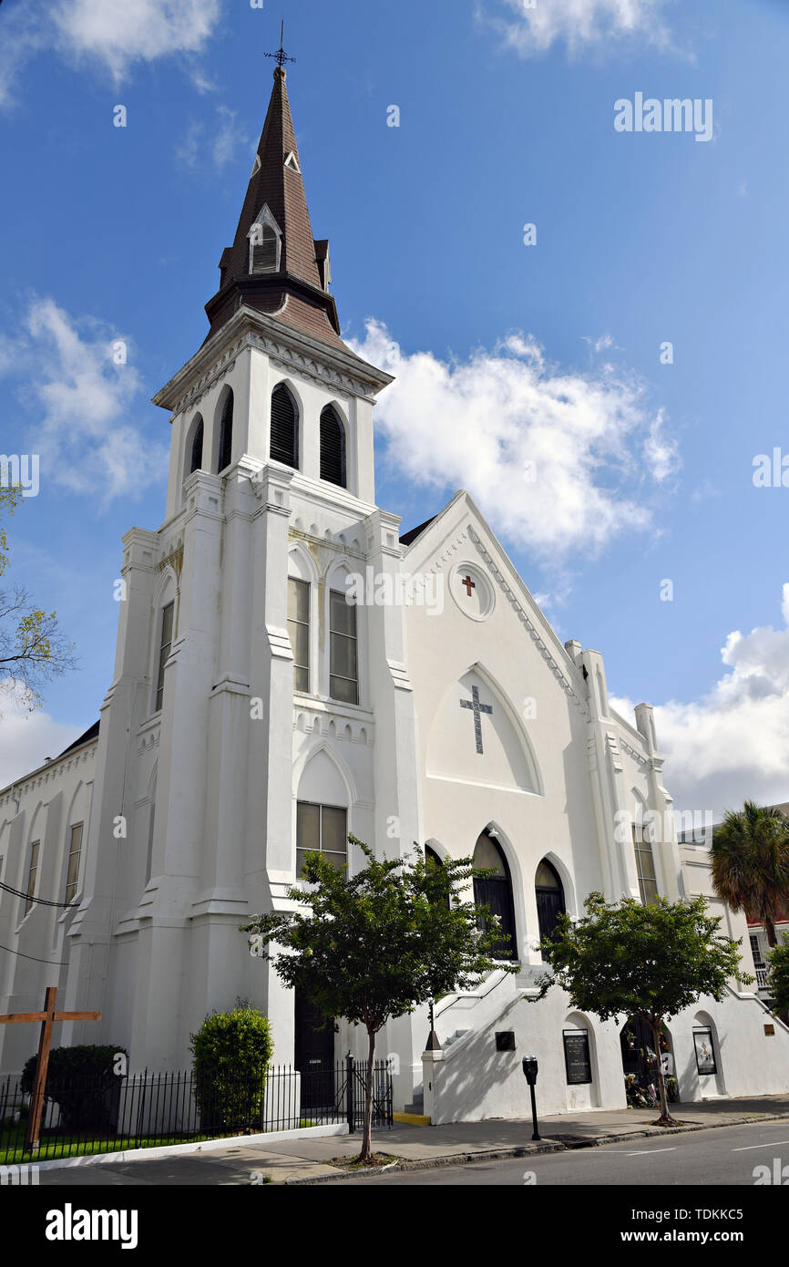 Charleston, États-Unis. 17 Juin, 2019. La Mère historique Emanuel épiscopale méthodiste africaine sur le 4e anniversaire de la prise de masse, 17 juin 2019 à Charleston, Caroline du Sud. Neuf membres de la congrégation traditionnellement noires ont été abattus au cours de l'étude de la bible par un suprémaciste blanc le 17 juin 2015. Credit : Planetpix/Alamy Live News Banque D'Images Charleston, États-Unis. 17 Juin, 2019. La Mère historique Emanuel épiscopale méthodiste africaine sur le 4e anniversaire de la prise de masse, 17 juin 2019 à Charleston, Caroline du Sud. Neuf membres de la congrégation traditionnellement noires ont été abattus au cours de l'étude de la bible par un suprémaciste blanc le 17 juin 2015. Credit : Planetpix/Alamy Live News Banque D'Images