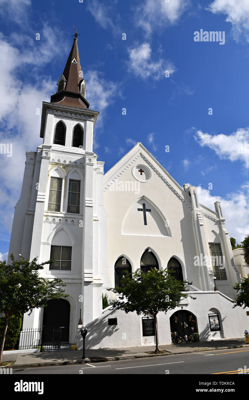 Charleston, États-Unis. 17 Juin, 2019. La Mère historique Emanuel épiscopale méthodiste africaine sur le 4e anniversaire de la prise de masse, 17 juin 2019 à Charleston, Caroline du Sud. Neuf membres de la congrégation traditionnellement noires ont été abattus au cours de l'étude de la bible par un suprémaciste blanc le 17 juin 2015. Credit : Planetpix/Alamy Live News Banque D'Images Charleston, États-Unis. 17 Juin, 2019. La Mère historique Emanuel épiscopale méthodiste africaine sur le 4e anniversaire de la prise de masse, 17 juin 2019 à Charleston, Caroline du Sud. Neuf membres de la congrégation traditionnellement noires ont été abattus au cours de l'étude de la bible par un suprémaciste blanc le 17 juin 2015. Credit : Planetpix/Alamy Live News Banque D'Images