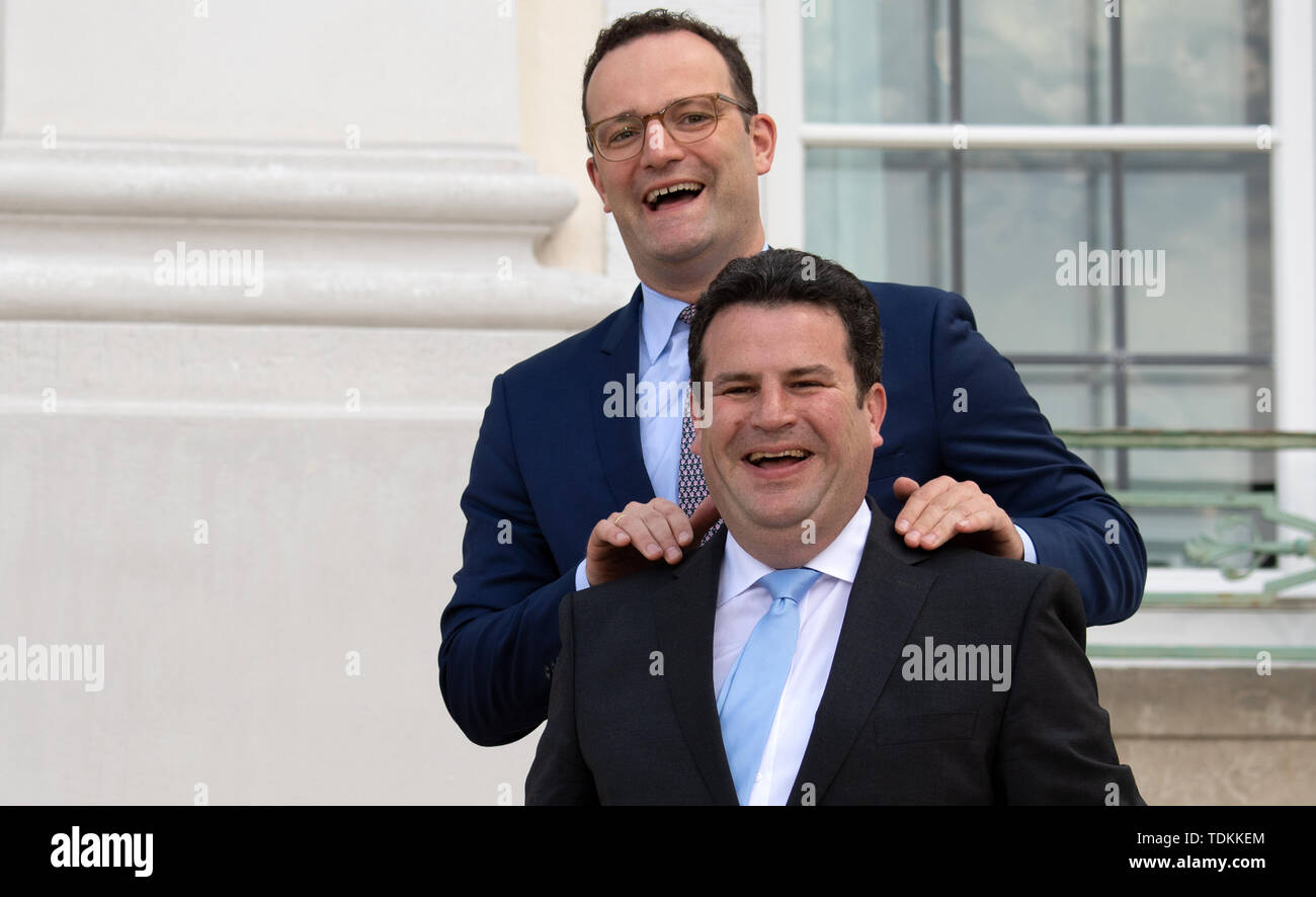 Meseberg, Allemagne. 17 Juin, 2019. Hubertus Heil (SPD), Ministre Fédéral du Travail et des affaires sociales, plaisanteries avec Jens Spahn (CDU), Ministre fédéral de la Santé, avant le début de la 10e pourparlers futurs du gouvernement fédéral avec les partenaires sociaux dans la maison d'hôtes du gouvernement fédéral. Credit : Ralf Hirschberger/dpa/Alamy Live News Banque D'Images