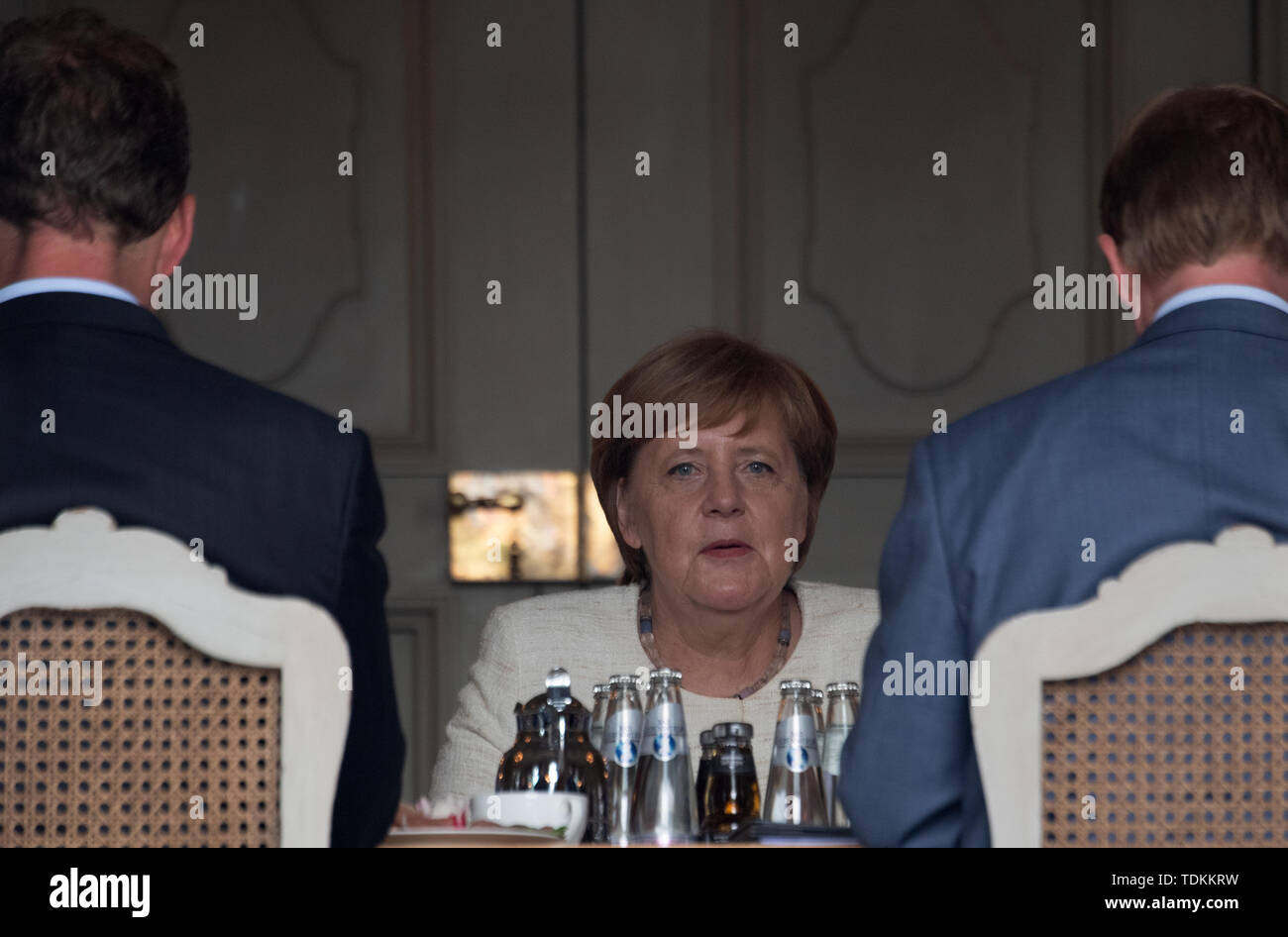 Meseberg, Allemagne. 17 Juin, 2019. La chancelière Angela Merkel (CDU) est situé en face du début de la 10e pourparlers futurs du gouvernement fédéral avec les partenaires sociaux dans la maison d'hôtes du gouvernement fédéral à Meseberg. Credit : Ralf Hirschberger/dpa/Alamy Live News Banque D'Images