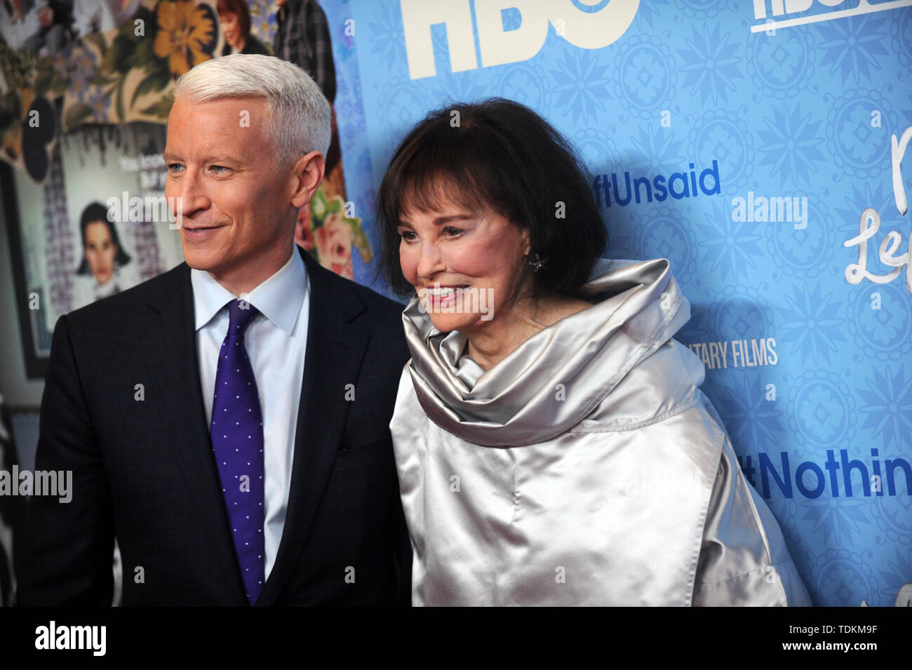 Manhattan, États-Unis d'Amérique. Le 05 Avr, 2016. NEW YORK, NEW YORK - 04 avril : Gloria Vanderbilt, Anderson Cooper assiste aux non-dits 'Rien' en première mondiale au Time Warner Center, le 4 avril 2016 à New York. People : Gloria Vanderbilt, Anderson Cooper Credit : tempêtes Media Group/Alamy Live News Credit : tempêtes Media Group/Alamy Live News Banque D'Images