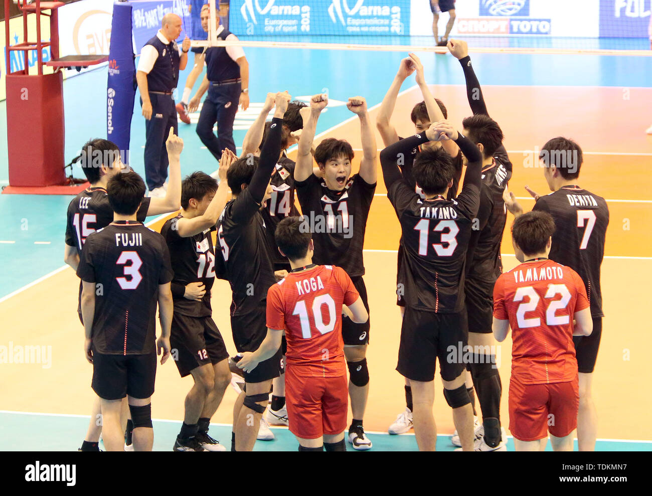 Varna, Bulgarie. 15 Juin, 2019. L'équipe japonaise après la victoire, au milieu Yuji NISHIDA (Japon), .mens volley-ball Ligue des Nations Unies, 2019, semaine 3 tour préliminaire contre le Japon, la Bulgarie, Varna Bulgarie ./, Palais de la Culture et des Sports, le 15 juin 2019, .dans la semaine 3 dans la ronde préliminaire de la Ligue des nations de volley-ball hommes jouent les équipes nationales de la Bulgarie, le Japon, l'Italie et l'Australie à Sofia à la mer Noire, de crédit : Wolfgang Fehrmann/ZUMA/Alamy Fil Live News Banque D'Images