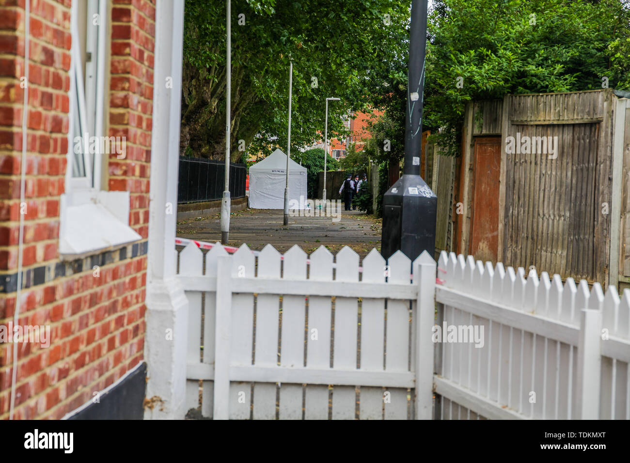 Londres, Royaume-Uni. 17 Juin, 2019. Londres, Royaume-Uni - 17 juin 2019 : scène à Stratford dans la police lancer une enquête pour meurtre après la mort d'un homme trouvé avec poignardé tôt ce matin. Credit : Oliver Cole/Alamy Live News Banque D'Images